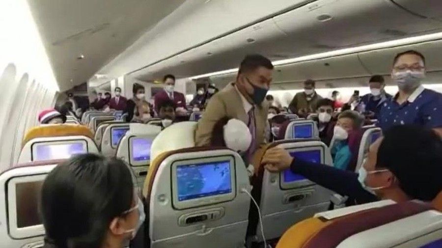 co tinh ho vao tiep vien hang khong nguoi phu nu trung quoc bi khoa dau