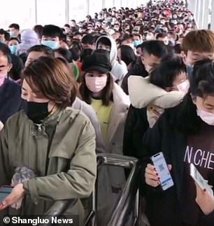 bat chap dich covid 19 bung phat dan trung quoc van xep hang di du lich