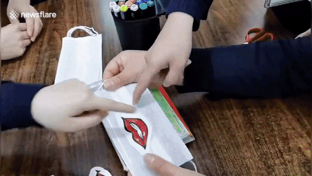 Dán môi cười lên khẩu trang giúp tài xế bớt căng thẳng giữa mùa dịch bệnh Covid-19 dan moi cuoi len khau trang giup tai xe bot cang thang giua mua dich benh covid 19