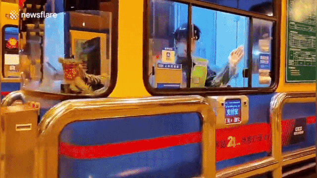 Dán môi cười lên khẩu trang giúp tài xế bớt căng thẳng giữa mùa dịch bệnh Covid-19 dan moi cuoi len khau trang giup tai xe bot cang thang giua mua dich benh covid 19