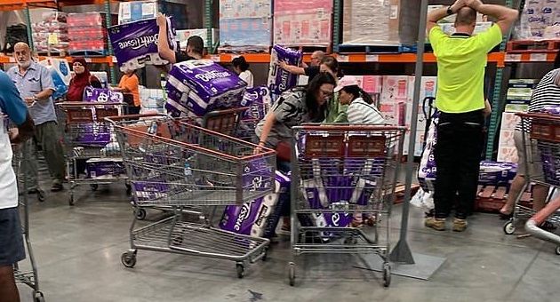 vi sao moi nguoi do xo mua giay ve sinh khi lo so covid 19