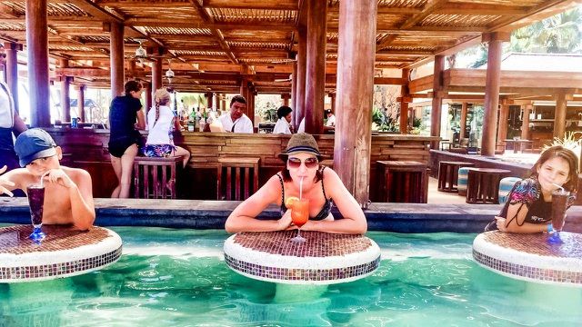 bat chap dai dich covid 19 van dua con di du lich