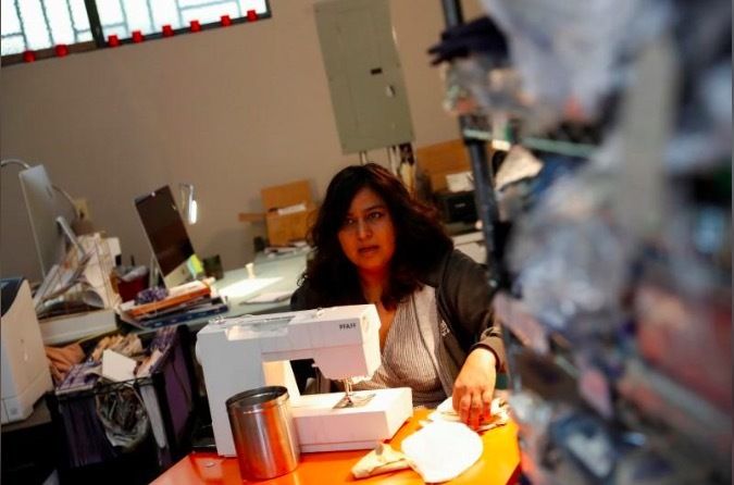 hinh anh nguoi dan my lay may khau lam vu khi chong covid 19