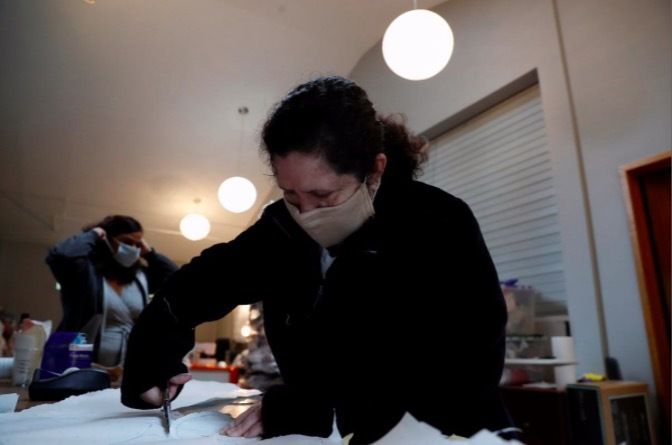 hinh anh nguoi dan my lay may khau lam vu khi chong covid 19