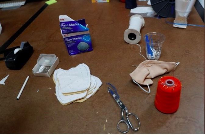 hinh anh nguoi dan my lay may khau lam vu khi chong covid 19