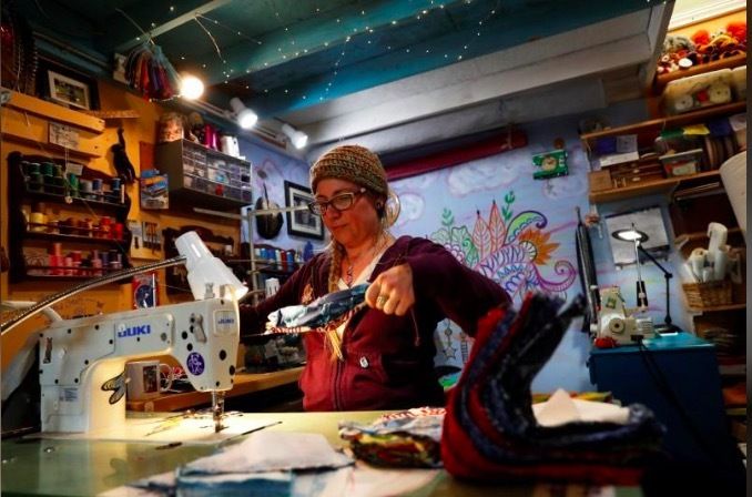 hinh anh nguoi dan my lay may khau lam vu khi chong covid 19