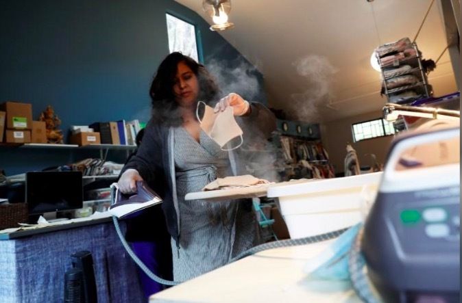 hinh anh nguoi dan my lay may khau lam vu khi chong covid 19