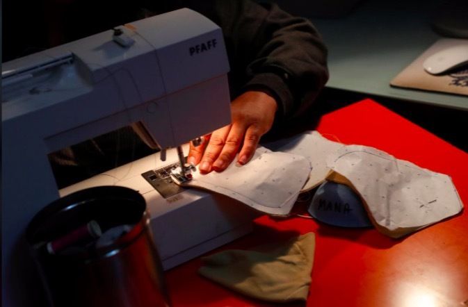 hinh anh nguoi dan my lay may khau lam vu khi chong covid 19