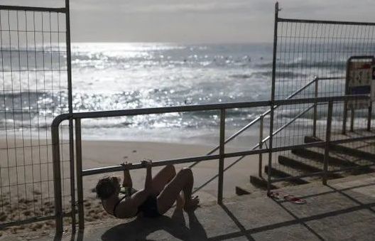 bai bien bi phong toa de chong dich covid19 du khach van vuot rao di boi