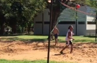 Ronaldinho thể hiện kỹ năng hoàn hảo khi chơi Piki Volley trong tù