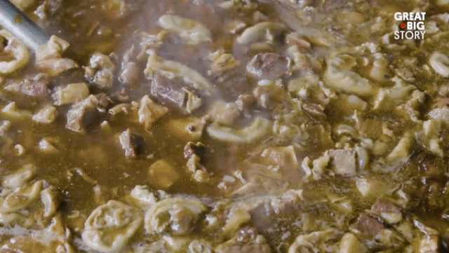 Nhà hàng Thái Lan phục vụ khách món bò hầm đun suốt gần 50 năm