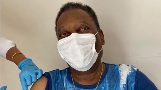 Vua bóng đá Pele hào hứng khoe được tiêm vaccine phòng Covid-19 Vua bóng đá Pele hào hứng khoe được tiêm vaccine phòng Covid-19