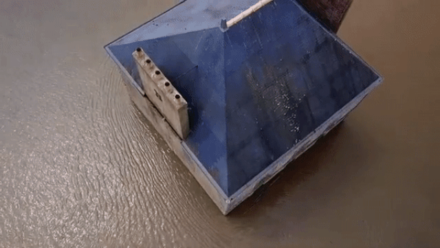 Ngôi nhà hoang nằm xiêu vẹo trên sông, về đêm phát ra thứ ánh sáng rùng rợn