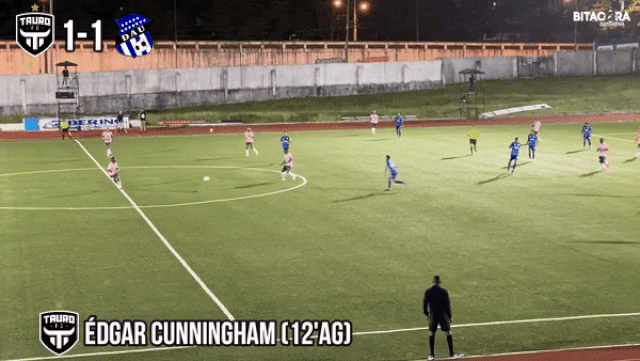 Pha phản lưới nhà khó tin từ giữa sân