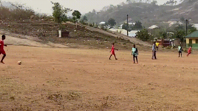 Nữ cầu thủ Nigeria thi đấu với nam giới để phô diễn tài năng