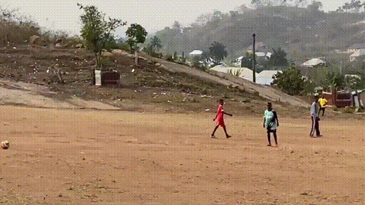 Nữ cầu thủ Nigeria thi đấu với nam giới để phô diễn tài năng