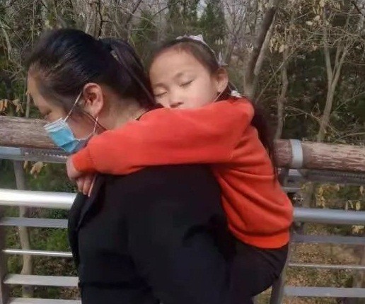 Câu chuyện cảm động: Bé gái chạy bền mỗi ngày 10km mong mau lớn để hiến tủy cứu chị