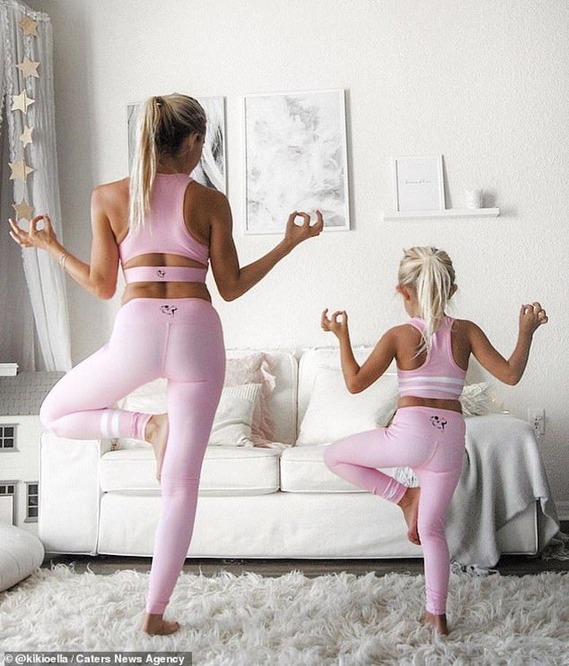 Nữ bồi bàn đổi đời nhờ đăng ảnh mặc đồ đôi với con gái trên mạng xã hội