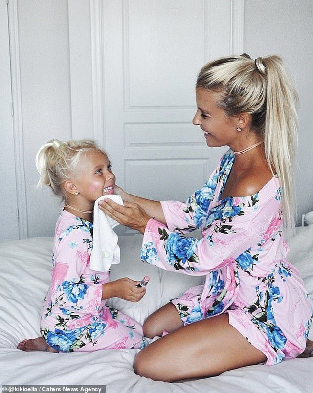 Nữ bồi bàn đổi đời nhờ đăng ảnh mặc đồ đôi với con gái trên mạng xã hội