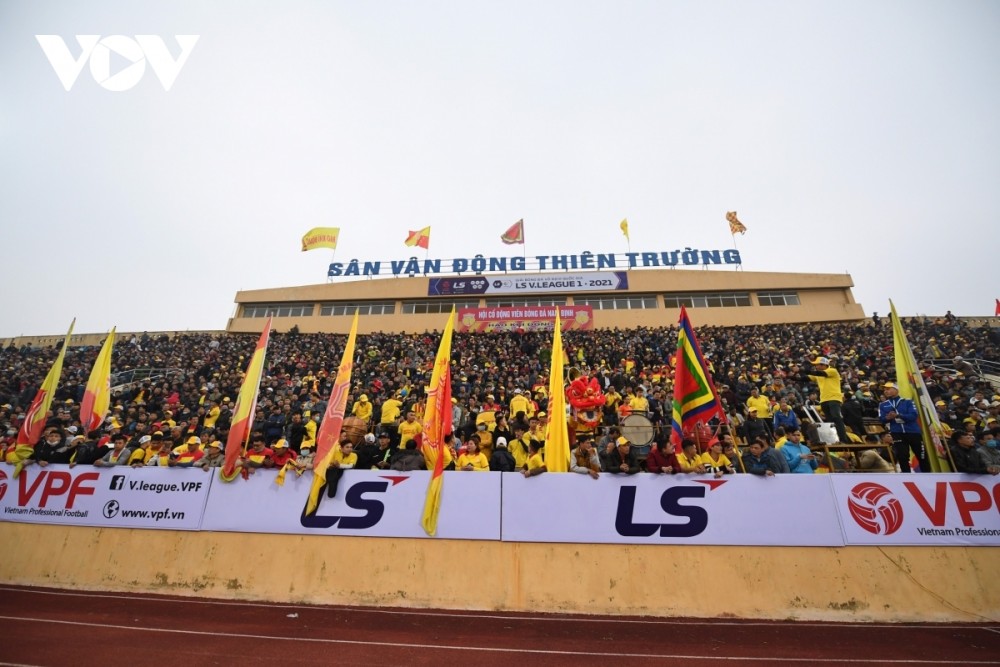 Sân Thiên Trường hứa hẹn sẽ đón lượng khán giả đông đảo ở vòng 4 V-League 2021. Sân Thiên Trường hứa hẹn sẽ đón lượng khán giả đông đảo ở vòng 4 V-League 2021.