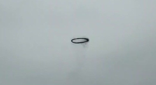 Vòng tròn đen bí ẩn xuất hiện trên bầu trời