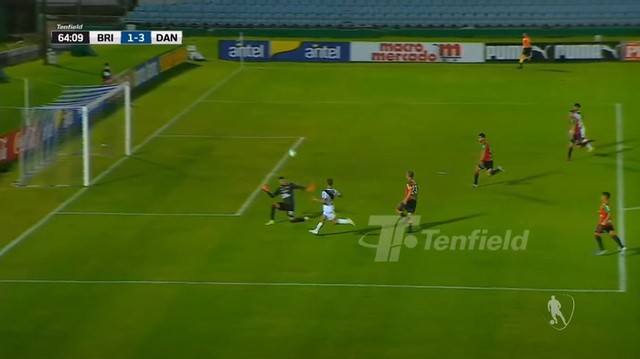 Tài năng trẻ Uruguay vượt kỷ lục của Pele là cầu thủ lập hat-trick trẻ nhất trong lịch sử bóng đá thế giới