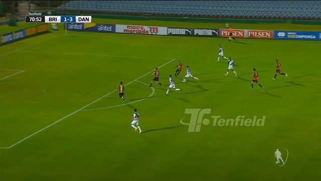 Tài năng trẻ Uruguay vượt kỷ lục của Pele là cầu thủ lập hat-trick trẻ nhất trong lịch sử bóng đá thế giới