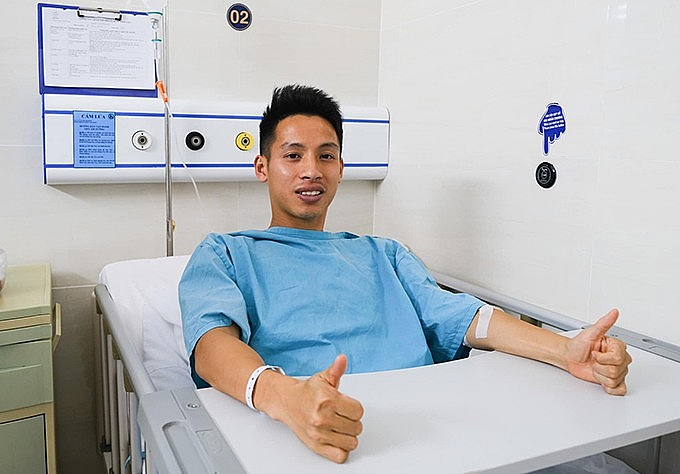 Hùng Dũng chuẩn bị lên bàn mổ. (Nguồn: HNFC Hùng Dũng chuẩn bị lên bàn mổ. (Nguồn: HNFC