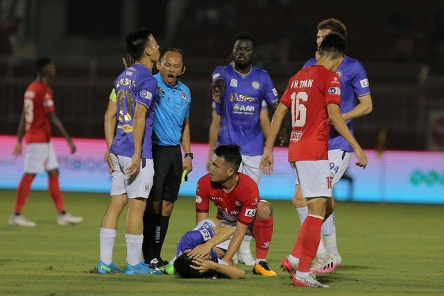 Báo chí thế giới lên án pha tắc bóng kinh hoàng của Ngô Hoàng Thịnh đối với Hùng Dũng