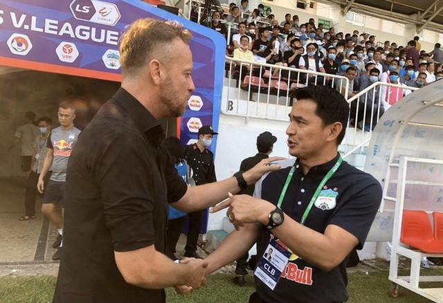 Báo Thái Lan: ‘HLV Kiatisuk đang… đánh chiếm V-League 2021’
