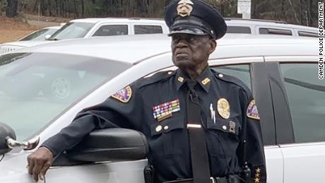 Cảnh sát cần mẫn, chưa có ý định nghỉ hưu... ở tuổi 91