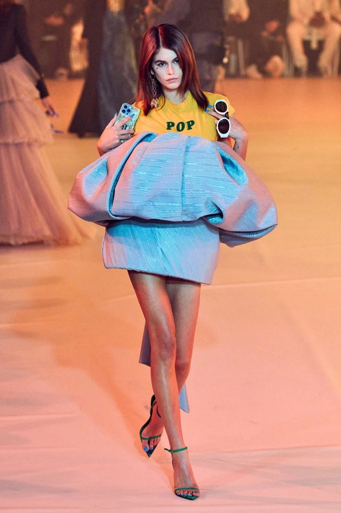 Cindy Crawford cùng dàn siêu mẫu nổi bật trên sàn diễn Paris Fashion Week