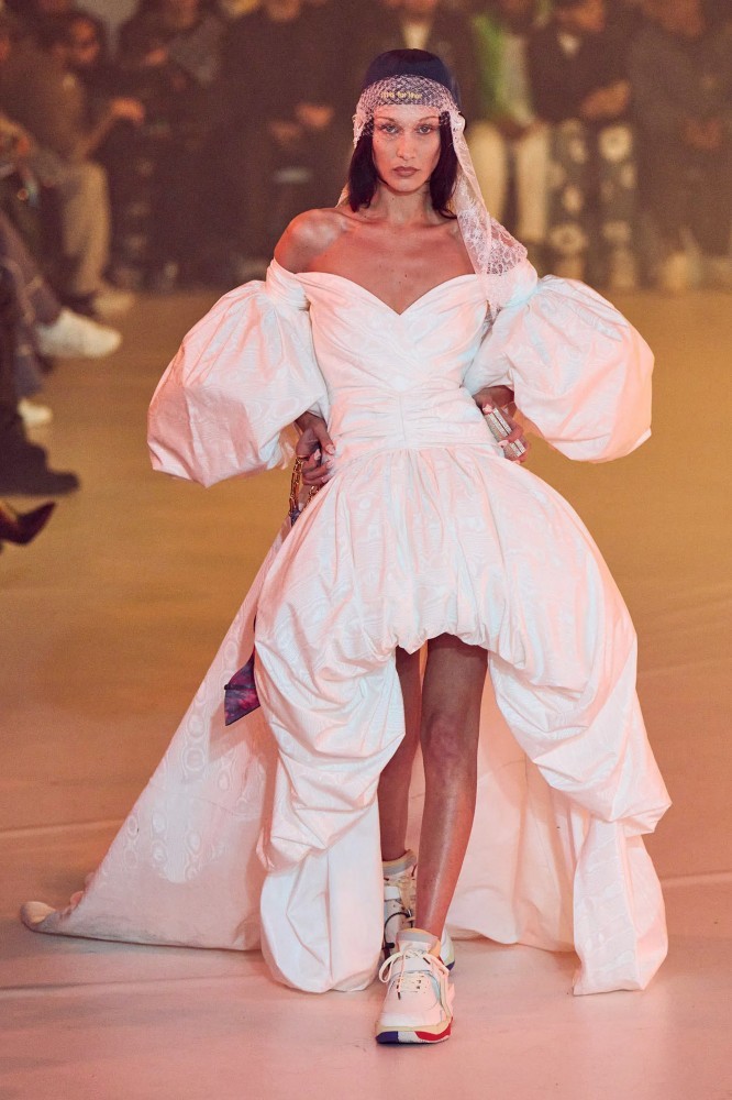 Cindy Crawford cùng dàn siêu mẫu nổi bật trên sàn diễn Paris Fashion Week