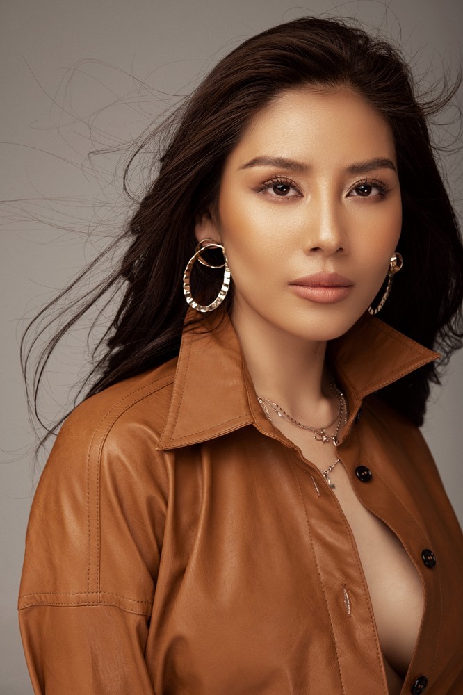 Á hậu Nguyễn Thị Loan gửi tặng bộ ảnh tới khán giả phim Bão ngầm