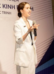 Ngắm Ngọc Trinh xinh đẹp với trang phục suit hiện đại