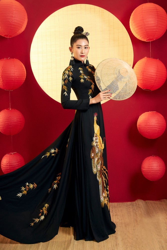 Ngoài phần tà áo, phần quần cũng được NTK chăm chút tỉ mỉ, ứng dụng kỹ thuật xếp vải khéo léo tạo sự uyển chuyển, duyên dáng cho người mặc mỗi khi di chuyển.