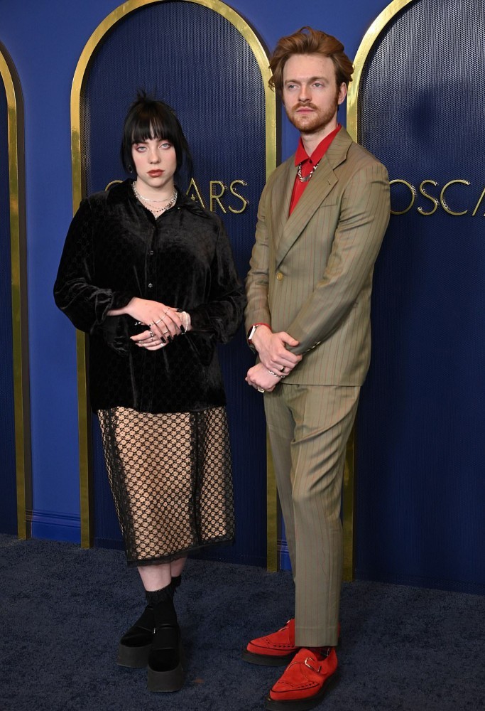 Billie và anh trai Finneas tham dự sự kiện cùng nhau. Hai anh em được đề cử với ca khúc trong phim Dàn sao nổi tiếng thế giới nô nức dự tiệc đề cử Oscar 2022