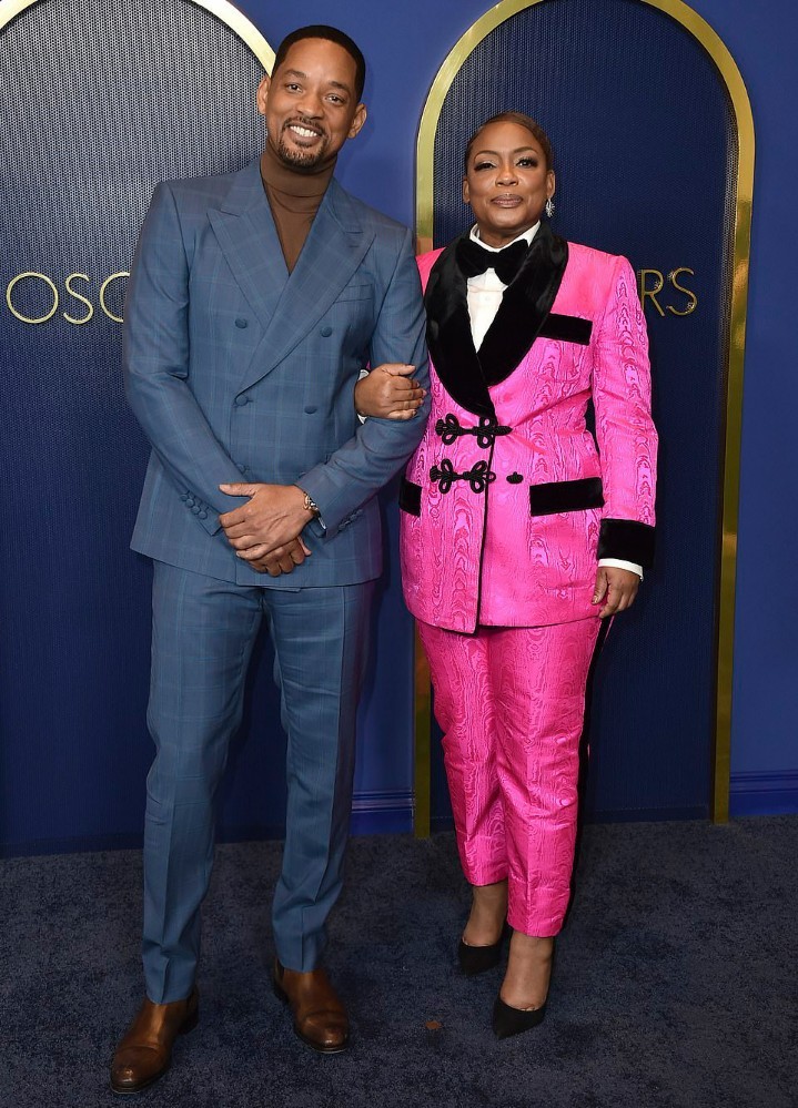 Will Smith đến cùng đồng nghiệp Aunjanue Ellis. Hai ngôi sao lần lượt có tên trong giải Nam diễn viên xuất sắc và Nữ diễn viên phụ xuất sắc nhờ phim Dàn sao nổi tiếng thế giới nô nức dự tiệc đề cử Oscar 2022