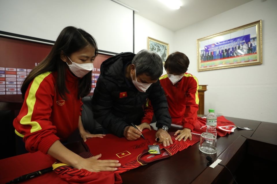 Nữ tiền đạo Huỳnh Nhu và HLV Mai Đức Chung tâm sự ngày 8/3