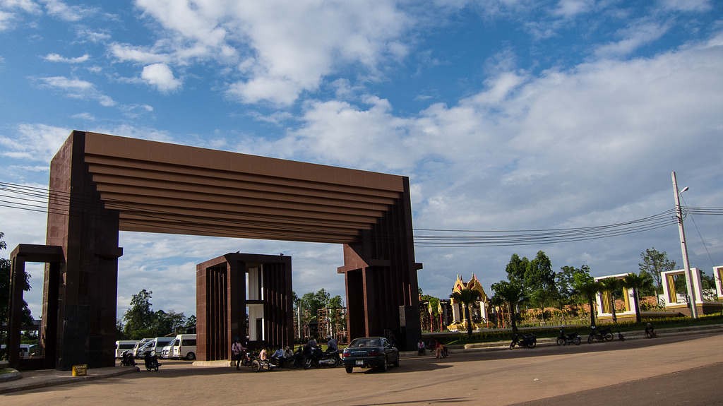 Trong khi đó, biên giới giữa Thái Lan và Campuchia lại được xây bằng một cửa khẩu khá lớn, thiết kế kiến trúc có phần lạ mắt.