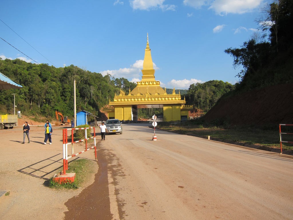 Còn đây là đường biên giữa Lào với Trung Quốc. Trong hình là khu vực địa phận của Lào.