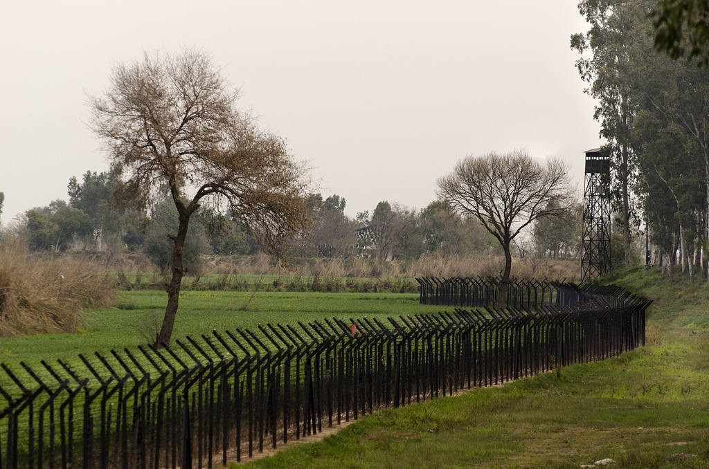 Hàng rào dây thép gai này là sự phân định ranh giới rõ ràng giữa hai nước Ấn Độ và Pakistan.