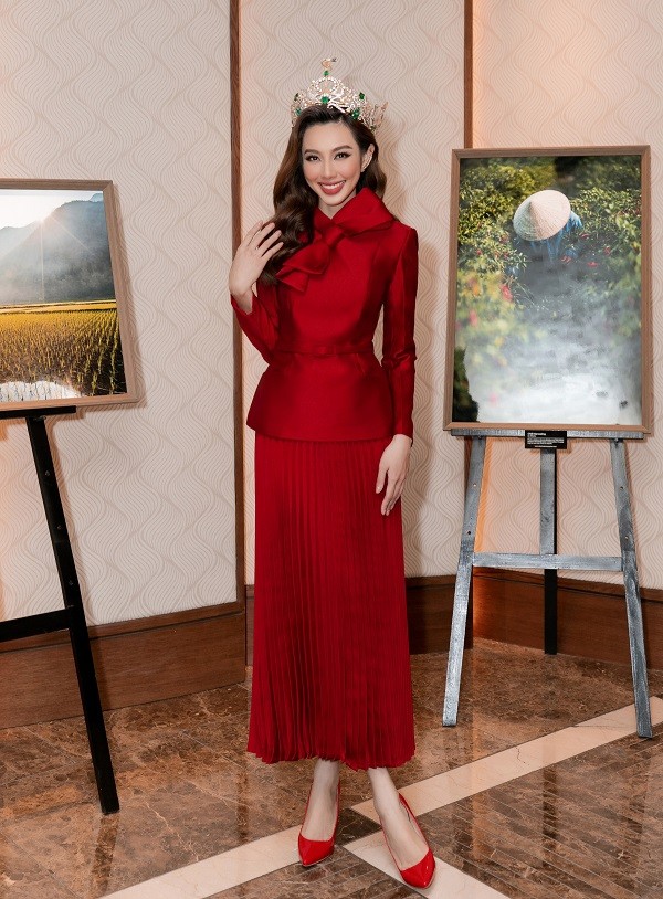 Hoa hậu Thùy Tiên ưu ái những thiết kế có tông đỏ rực rỡ. Màu sắc này phù hợp với không khí Tết đến xuân về trong những ngày hoa hậu ở Việt Nam.
