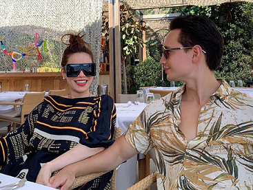 Hồ Ngọc Hà - Kim Lý đồng điệu thời trang đi biển