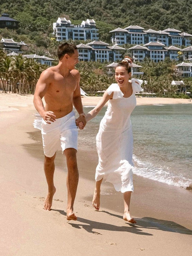 Hồ Ngọc Hà - Kim Lý đồng điệu thời trang đi biển
