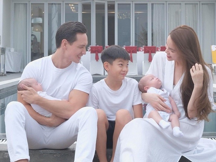 Hồ Ngọc Hà - Kim Lý đồng điệu thời trang đi biển