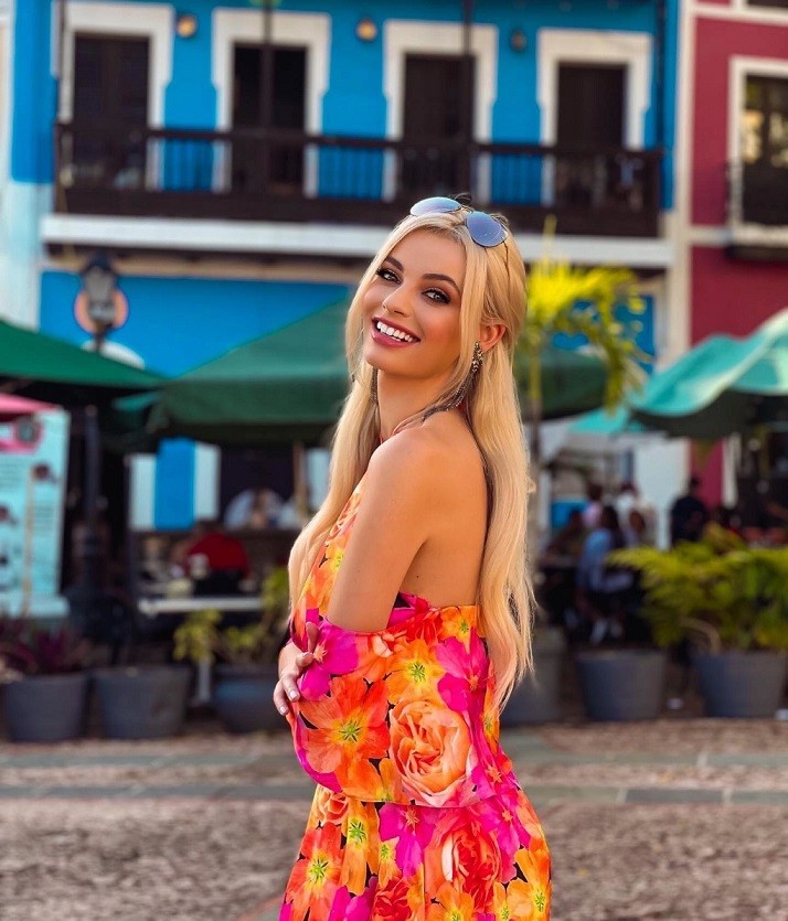 Karolina Bielawska sinh năm 1999 tại Ba Lan, hiện theo học thạc sĩ. Hoa hậu Thế giới 2021 có sở thích bơi lội, thể thao, đặc biệt, cô tự nhận mình là một tín đồ du lịch, từng đặt chân đến nhiều vùng đất ở khắp các châu lục: Á, Âu, Phi, Mỹ. Trong quá trình tham dự Miss World, Karolina cũng tranh thủ khám phá nhiều danh thắng đẹp ở Puerto Rico.