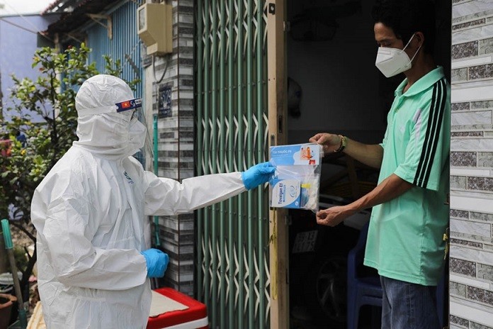 Cung cấp thuốc cho bệnh nhân Covid-19 điều trị tại nhà. (Nguồn: VNExpress) Cung cấp thuốc cho bệnh nhân Covid-19 điều trị tại nhà. (Nguồn: VNExpress)