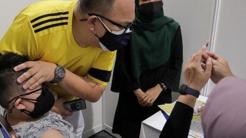 malaysia tiem vaccine la cach bao ve tre em truoc tac hai cua covid19