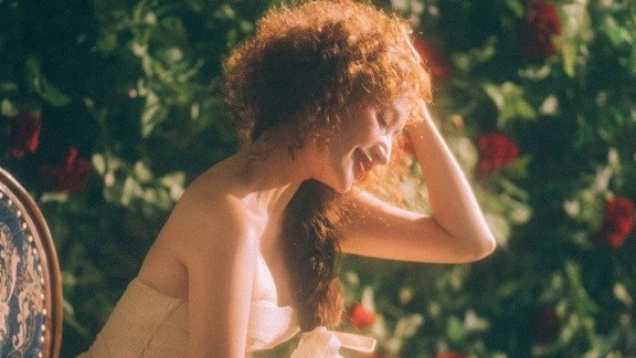 Khanh Thi transforms into a dreamy muse in the rose garden